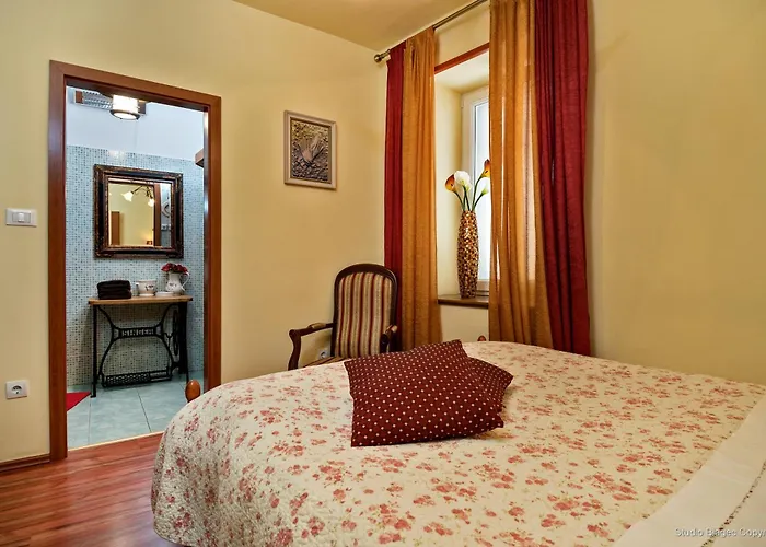 Emperor\'S Suites